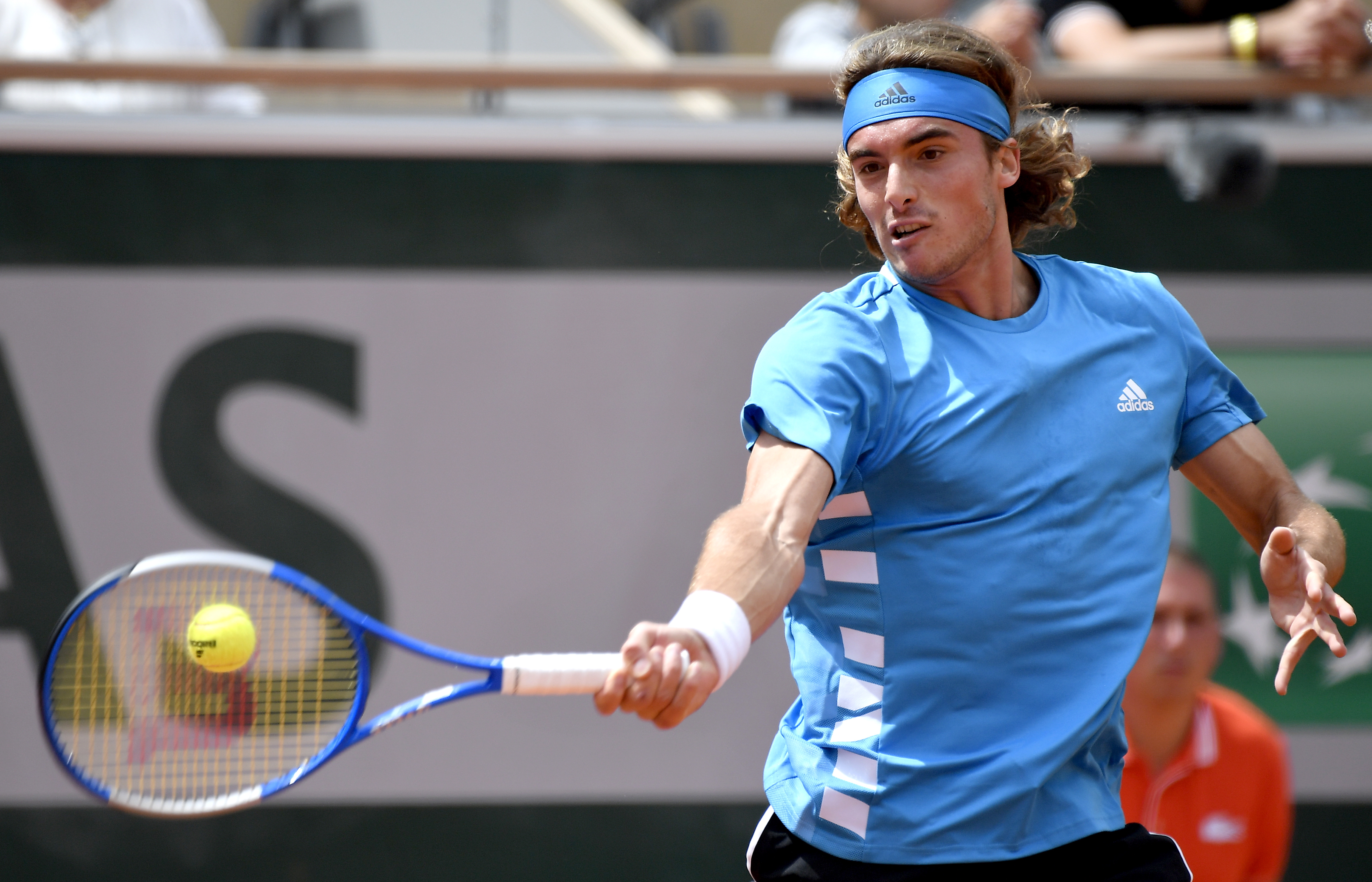 美国网球队血洗英国网球队，西西帕斯完成帽子戏法的简单介绍