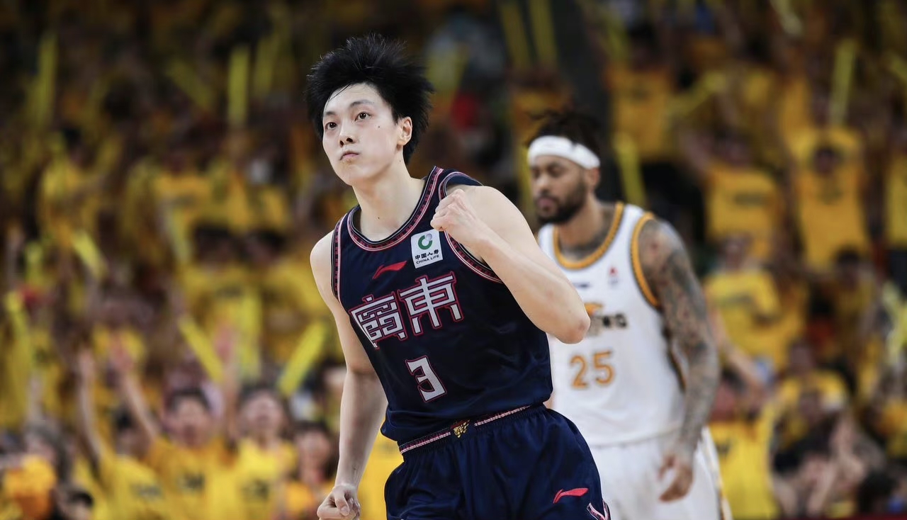 阿里昂队与对手激战，最终夺得胜利