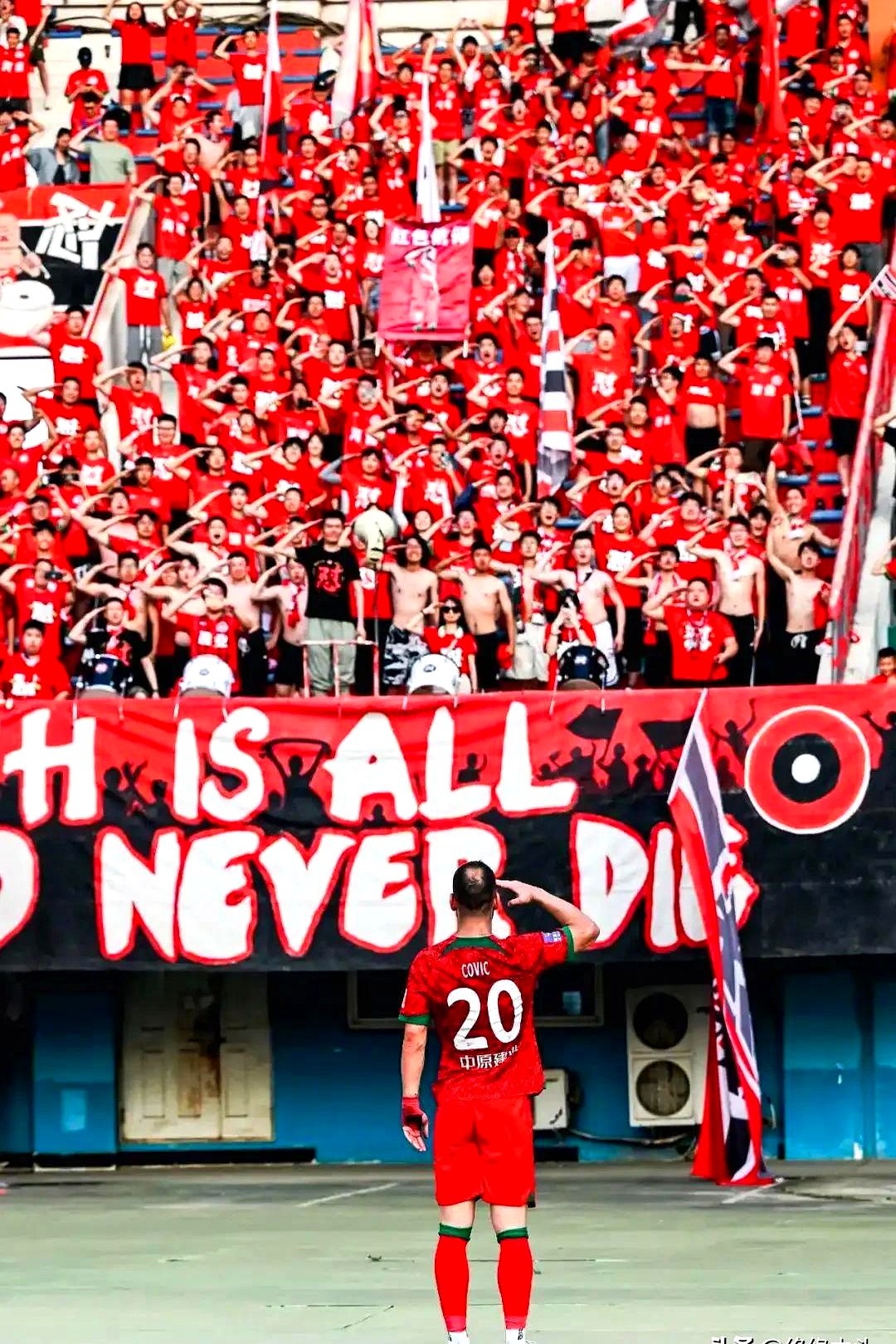 关于阿贾克斯豪取主场胜利，继续领跑荷甲的信息