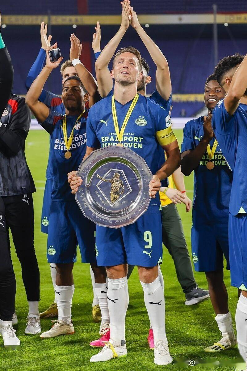 荷兰队员表现出色，赢得观众喝彩