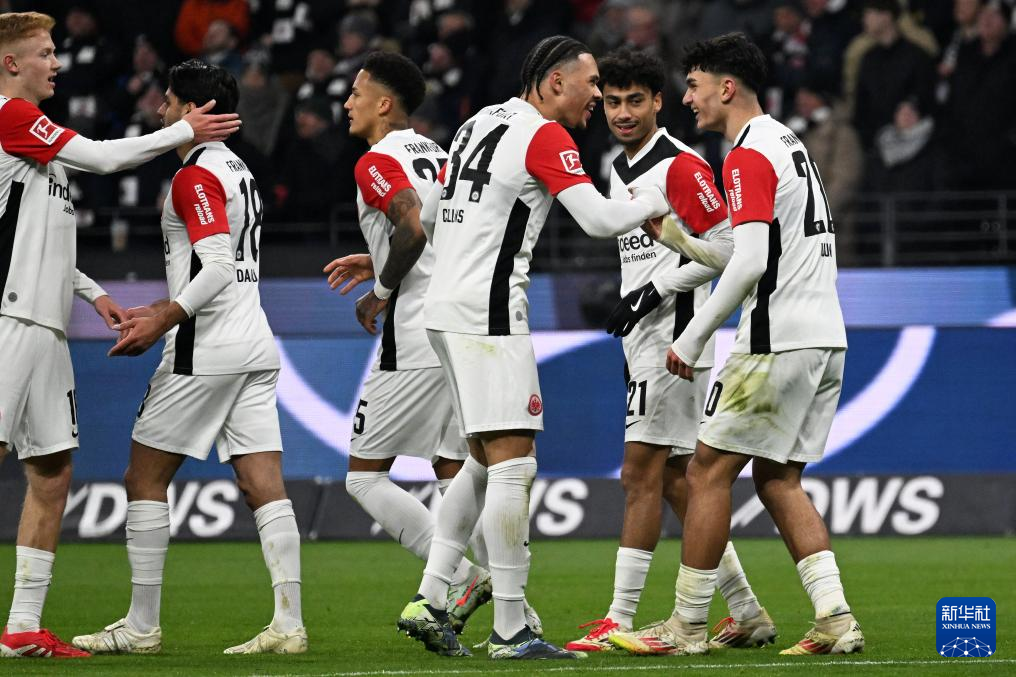 法兰克福在德国联赛中击败对手