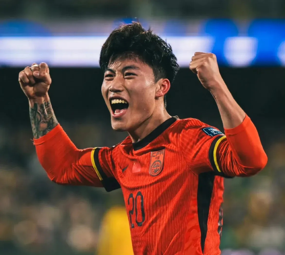 场上风云变幻，球员们拼尽全力角逐荣誉的简单介绍