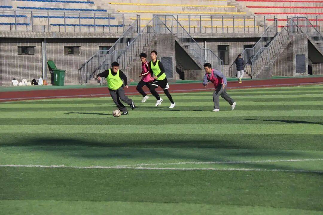 国内足球赛事纷繁复杂，心怀梦想不容懈怠的简单介绍