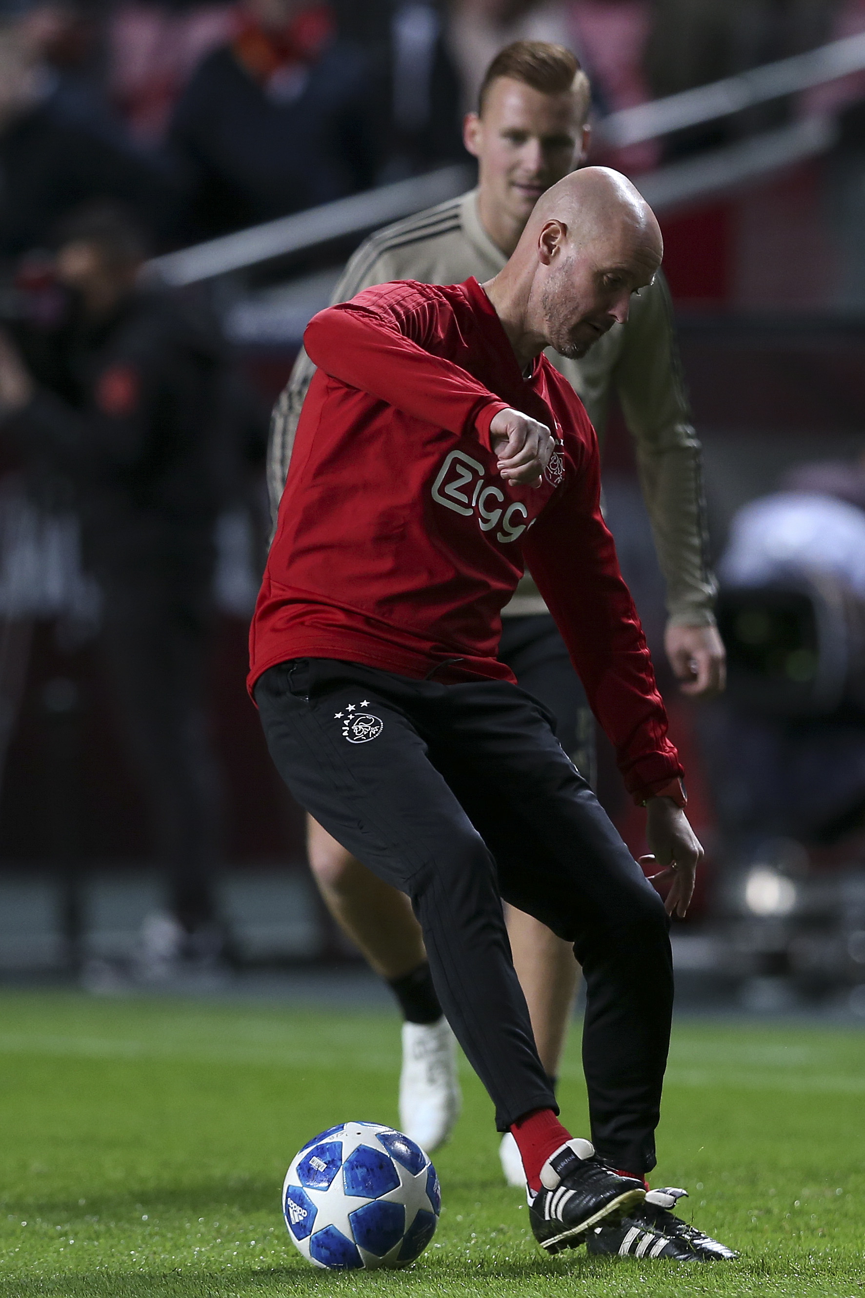 阿贾克斯在足球联赛上征服对手