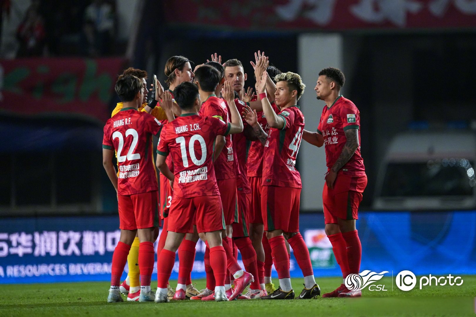 客场作战取得喜人战绩，球队迈向胜利之路的简单介绍