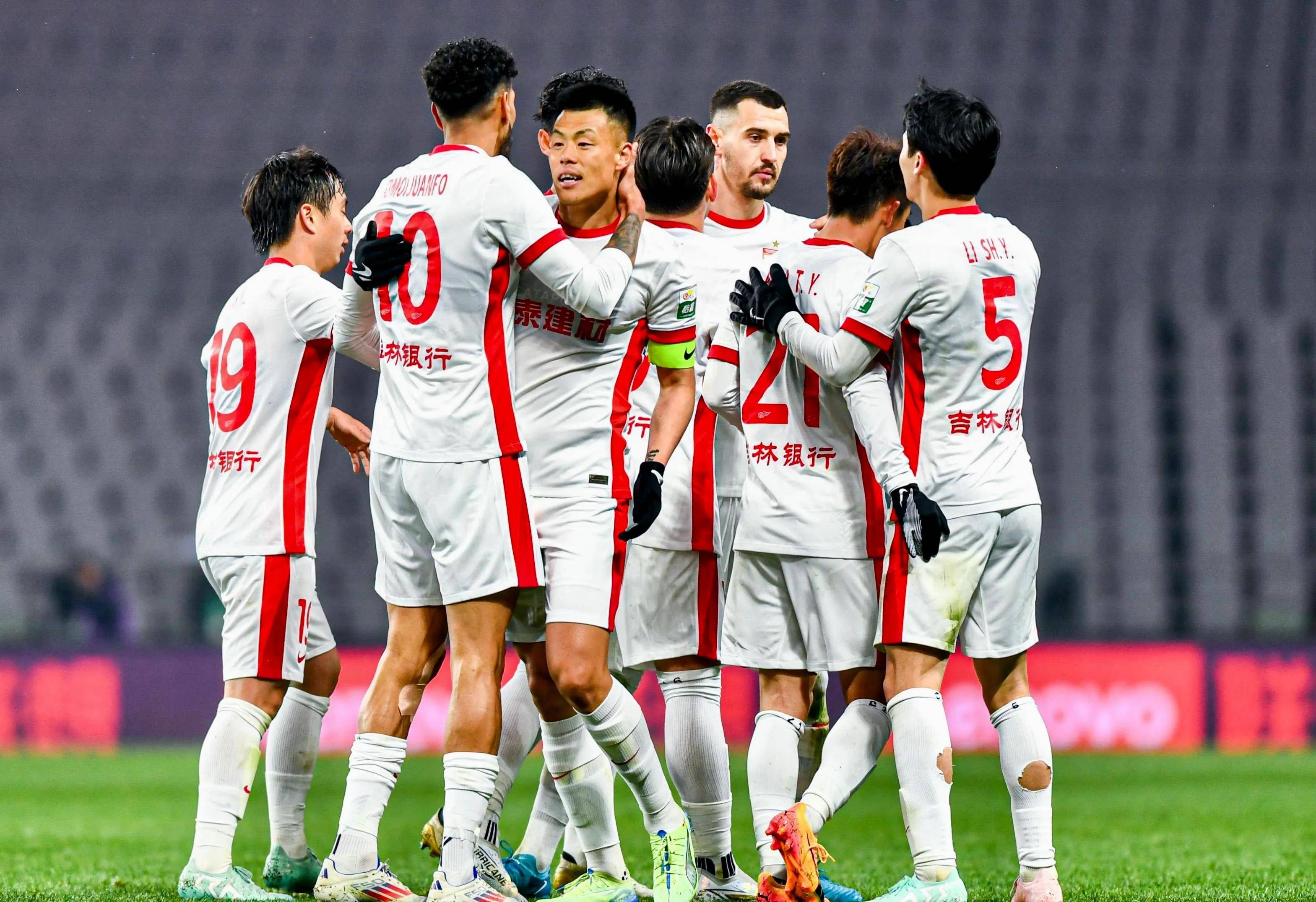 长春亚泰挑战中超强队，实力拼搏一战的简单介绍