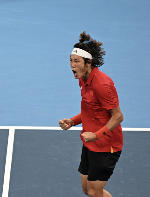 英国网球队鏖战德国网球队，克耶高斯三分雨点燃全场的简单介绍