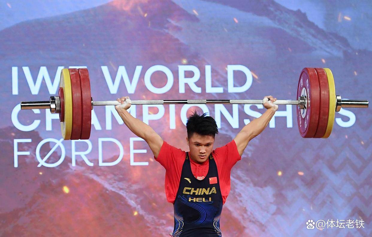 举重选手在比赛中力挽狂澜夺魁