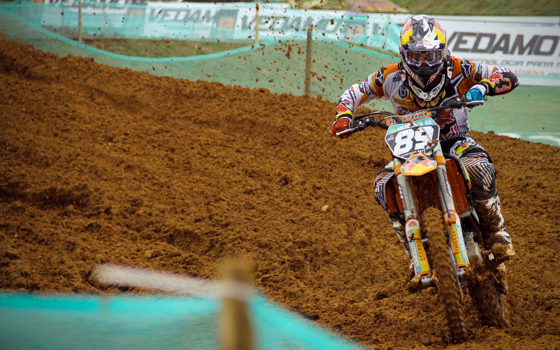 欧冠淘汰赛之夜，恩比德跨界的压制级启示，当篮球哲学照亮绿茵场